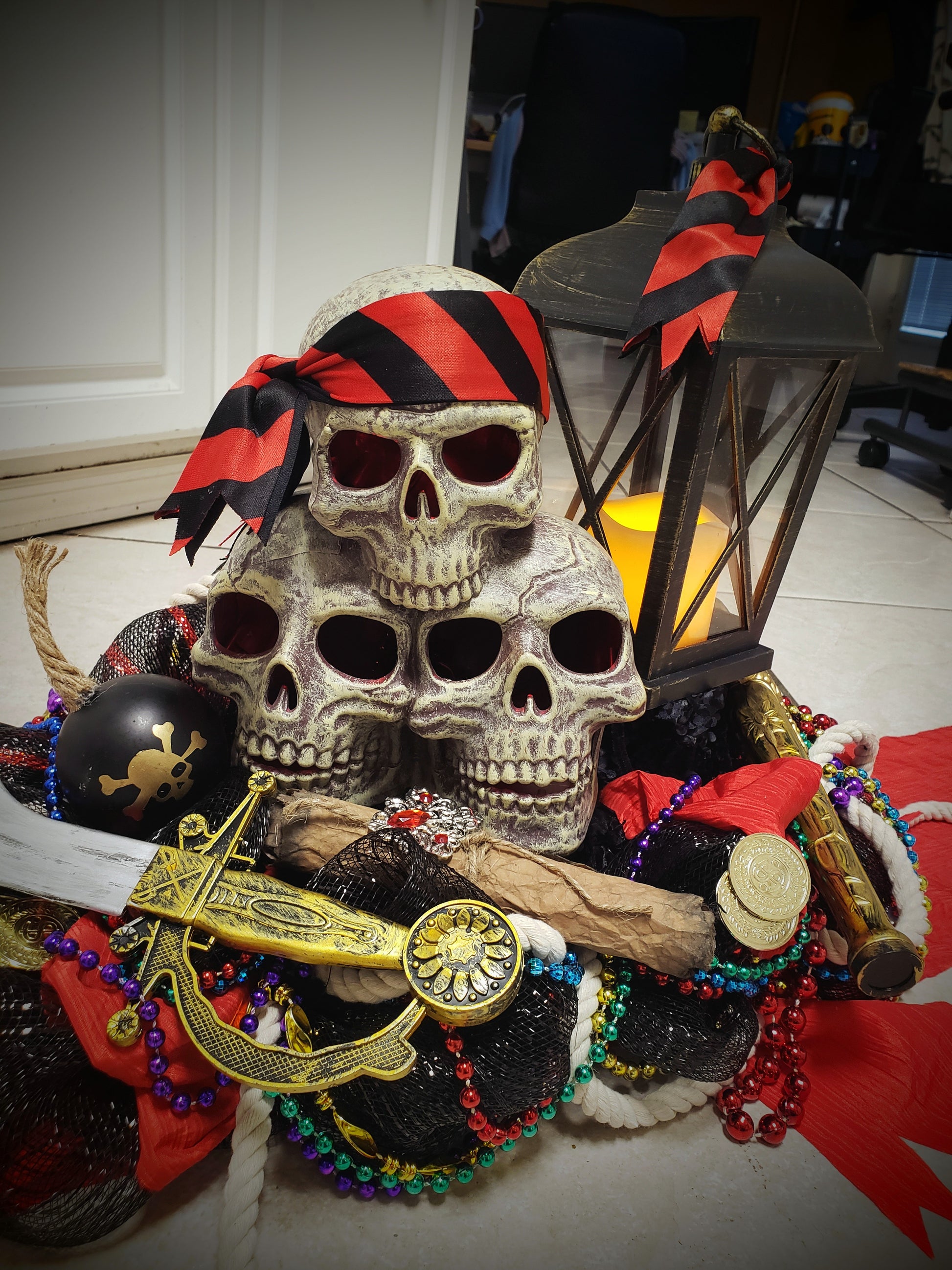 Pirate centerpiece with special effect skulls, lantern, treasure and more 