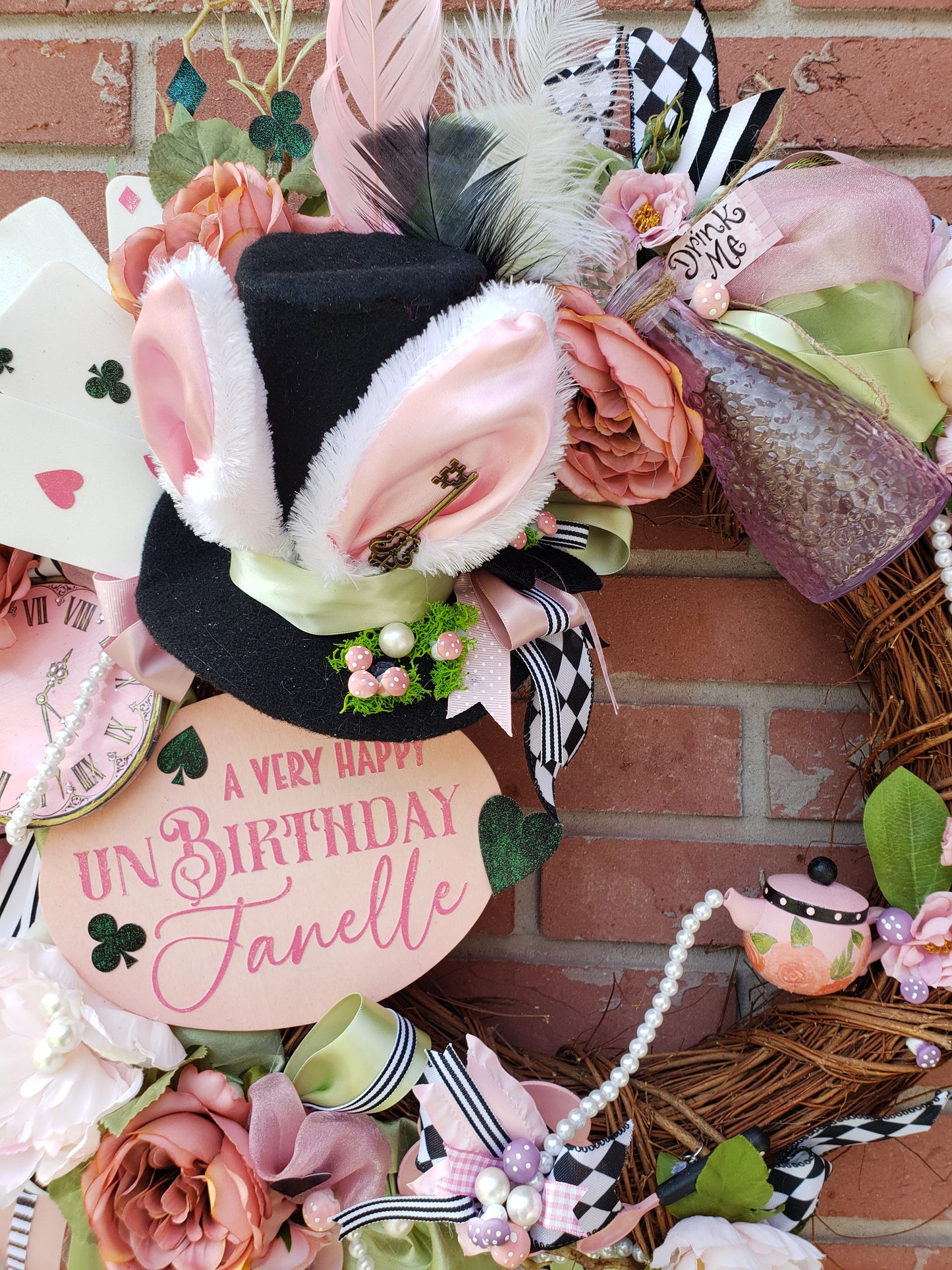 Alice in wonderland wreath with mad hatters's hat 